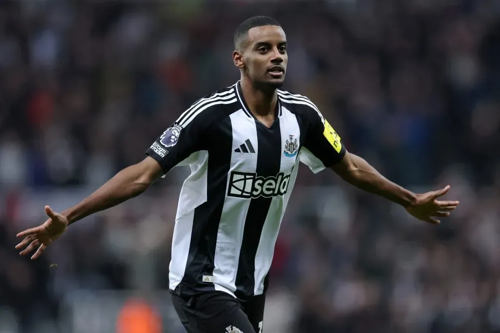 Atacante Alexander Isak, com as cores do Newcastle United. Ele é um grande alvo do Barcelona na próxima janela de transferências, mas o clube recebeu uma notícia pessimista sobre o futuro do jogador sueco de 25 anos (Photo by Naomi Baker/Getty Images)
