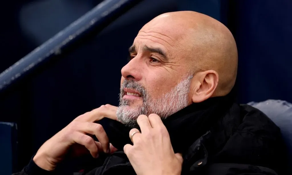 Guardiola de casaco preto