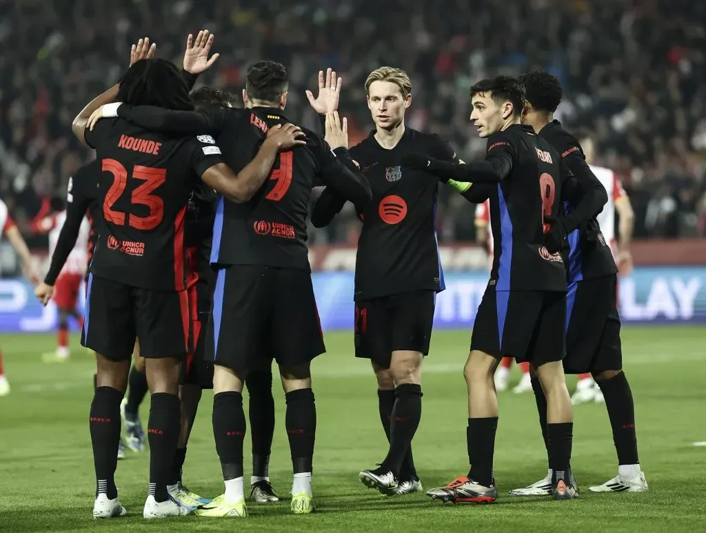 De Jong e Koundé em meio aos outros jogadores do Barcelona. Deco, diretor do clube, já entrou em contato com os agentes dos jogadores para renovações de contrato. Eles serão alvos de outros clubes (Photo by Srdjan Stevanovic/Getty Images)
