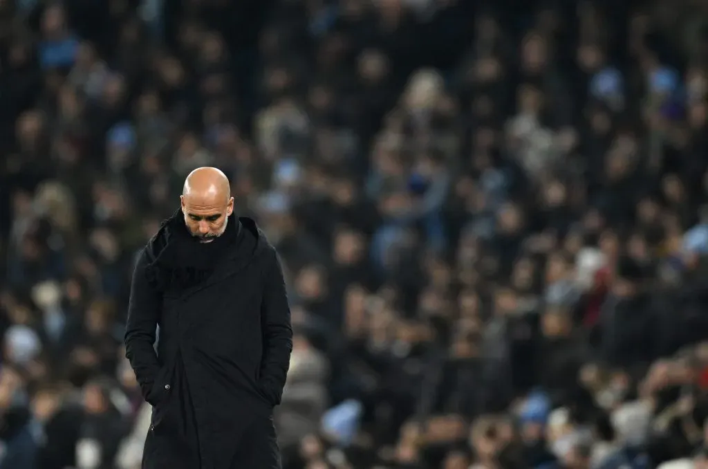 Guardiola de casaco preto
