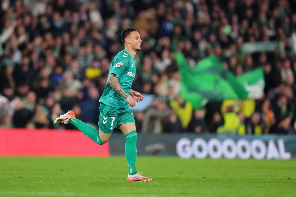 Antony vive melhor momento agora defendendo as cores do Real Betis, da Espanha. Ele sorri ao ser indicado ao melhor jogador do mês ao lado de Mbappé e outros três jogadores. (Photo by Fran Santiago/Getty Images)
