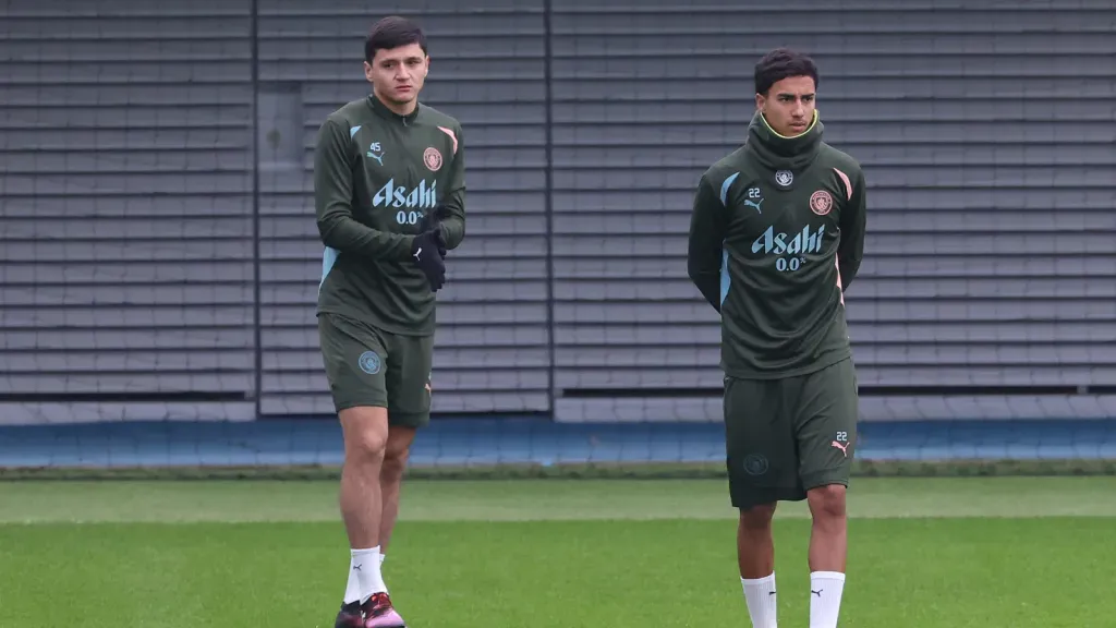 Khusanov e Vitor Reis em treino do Manchester City (Photo by Alex Livesey/Getty Images)