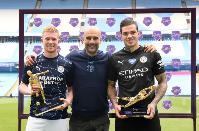 De Bruyne, Guardiola e Ederson, em 2020. Jogadores ainda podem deixar o Manchester City, segundo o jornalistsa do portal The Daily Star, no X. (Photo by Shaun Botterill/Getty Images)