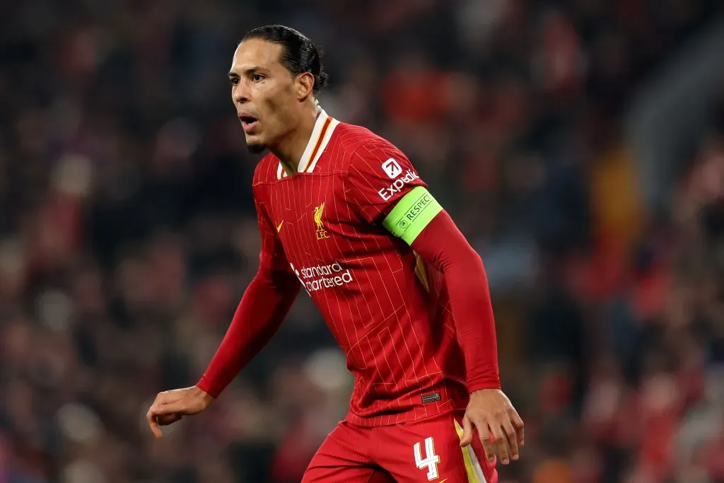 Pau Cubarsí, jovem jogador do Barcelona, revela que presta muita atenção em todos so movimentos do zagueiro Virgil van Dijk, que defende o Liverpool (Photo by Carl Recine/Getty Images)