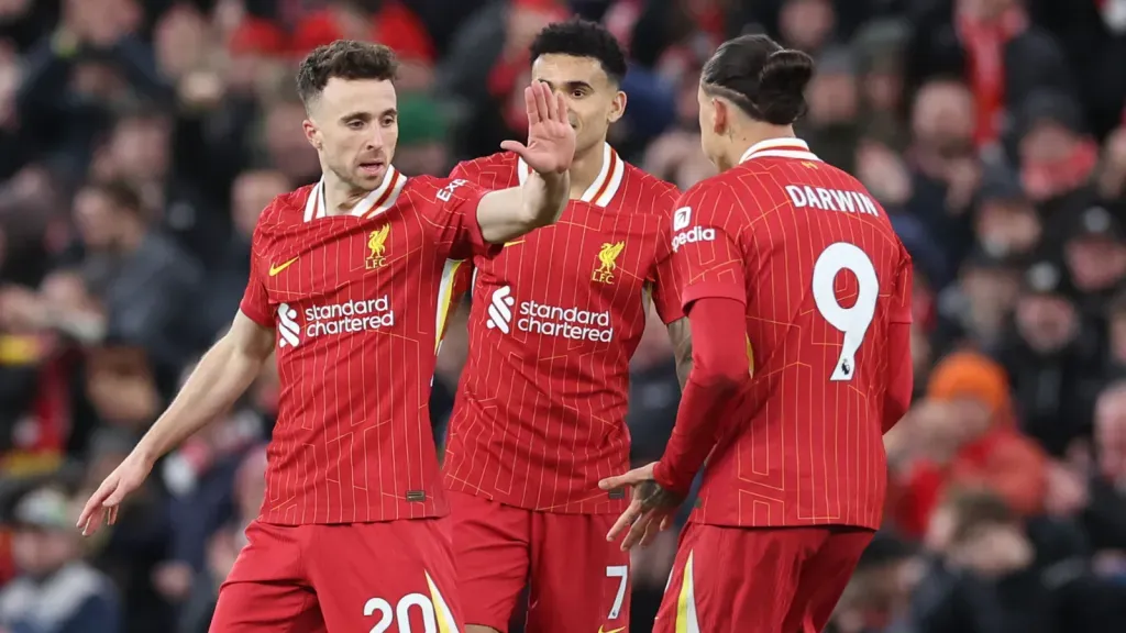 Diogo Jota junto com Luis Díaz e Darwin Nuñez em jogo do Liverpool (Photo by Alex Livesey/Getty Images)