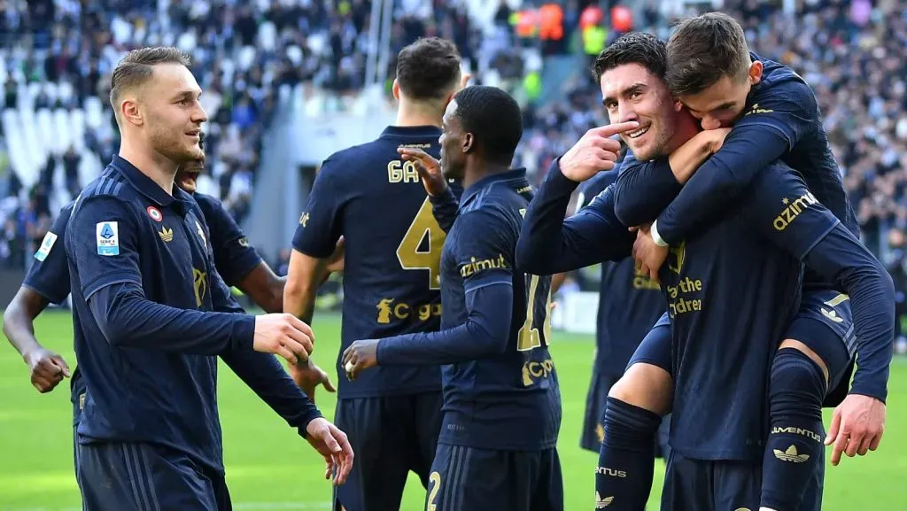 Francisco Conceição, da Juventus (à direita), comemora com seu companheiro de equipe Dusan Vlahovic após marcar o quarto gol de sua equipe durante a partida da Série A entre Juventus e Empoli no Allianz Stadium, em 2 de fevereiro de 2025, em Turim, Itália. (Foto de Valerio Pennicino/Getty Images)