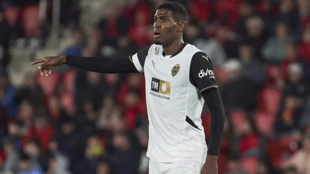 Mosquera em jogo do Valencia. Foto: Rafa Babot/Getty Images