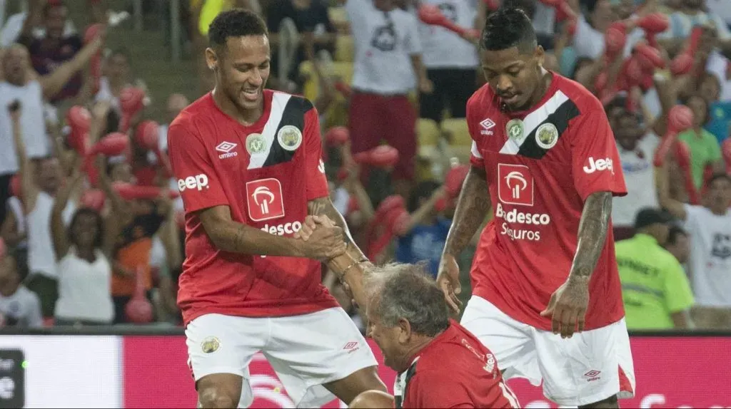 Neymar levanta Zico durante Jogo das Estrelas, no Maracanã
