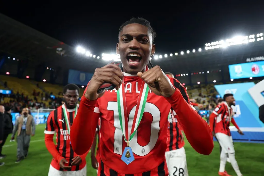 Rafael Leão, de camisa vermelha, do Milan, alvo do Chelsea. (Photo by Yasser Bakhsh/Getty Images)