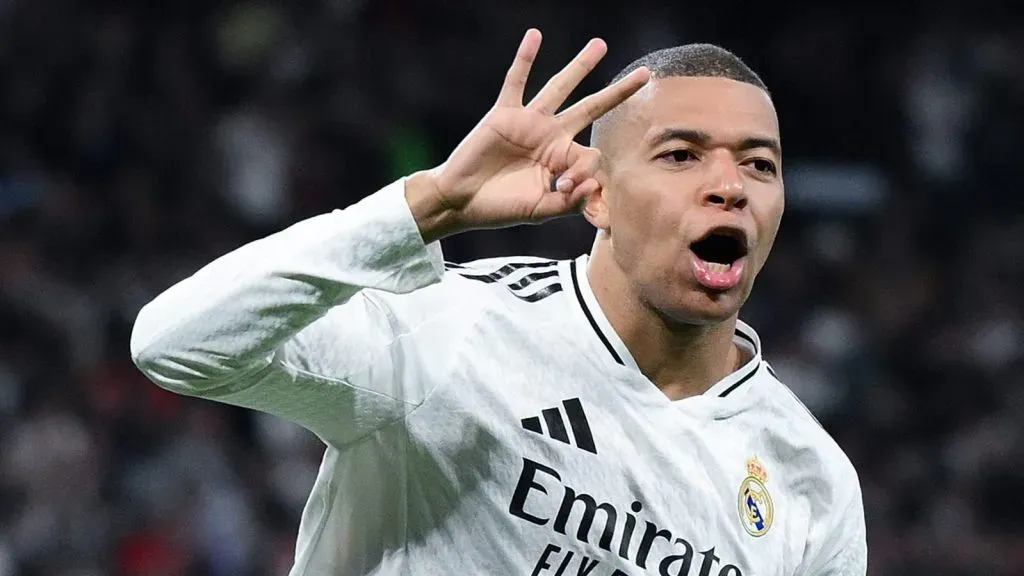 Mbappé comemora, em campo, com camisa branca do Real Madrid. (Photo by David Ramos/Getty Images)