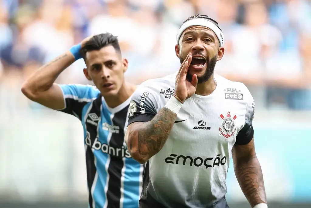 Memphis Depay no duelo diante do Grêmio (Photo by Pedro H. Tesch/Getty Images)