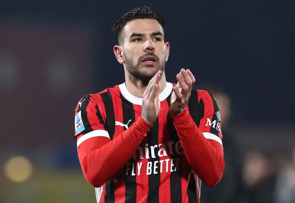Theo Hernández em campo pelo Milan. (Photo by Marco Luzzani/Getty Images)