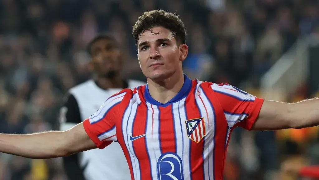 Julian Alvarez, do Atlético de Madrid, celebra o gol marcado por sua equipe durante a partida da La Liga entre Valencia CF e Atlético de Madrid no Estádio Mestalla em 22 de fevereiro de 2025, em Valência, Espanha. (Foto de Clive Brunskill/Getty Images)