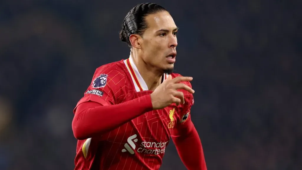 Van Dijk em campo com o Liverpool (Photo by Carl Recine/Getty Images)