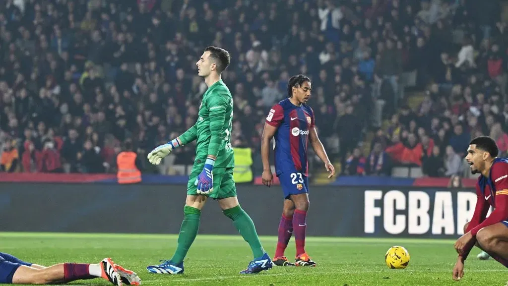 Iñaki Peña e Jules Koundé em campo pelo Barcelona (David Ramos/Getty Images)