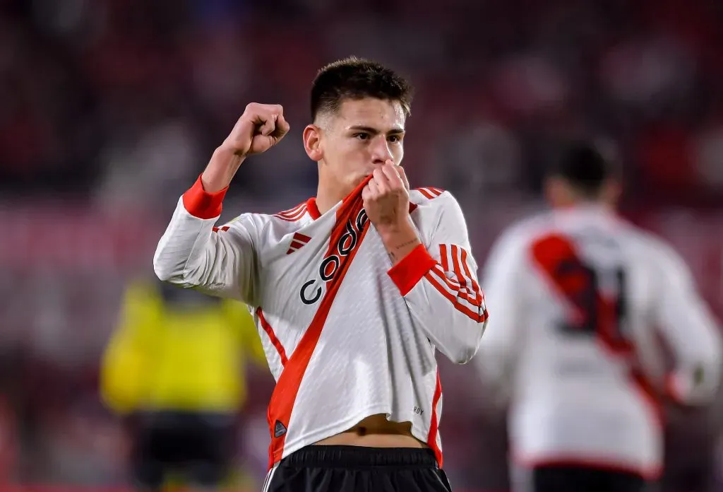 Echeverri com a camisa do River