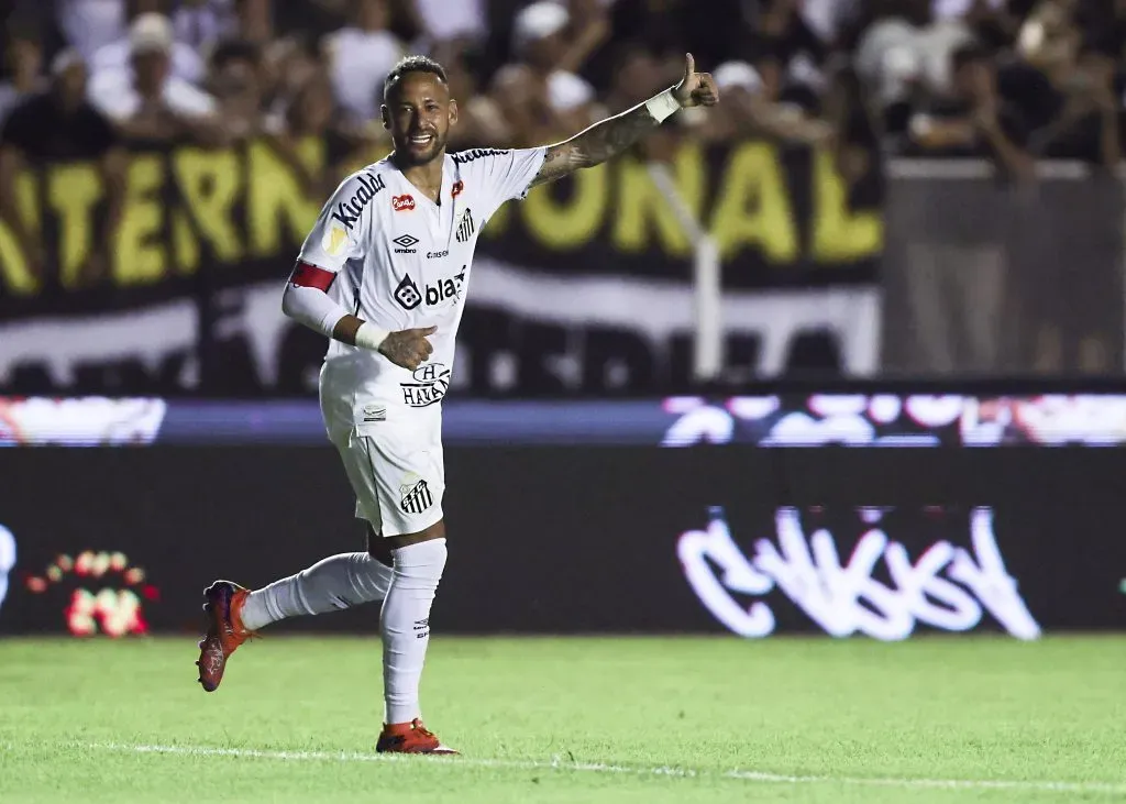 Neymar sinaliza em campo
