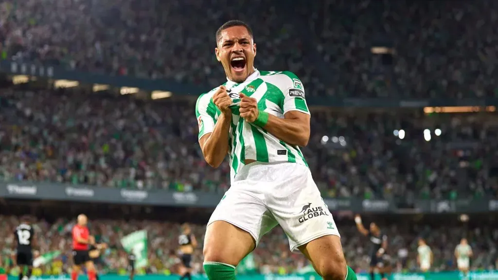 PALMEIRAS PODE NÃO CONTRATAR VITOR ROQUE, DO BARCELONA, E QUE ESTÁ EMPRESTADO AO REAL BETIS, POR CONTA DE QUESTÕES BUROCRÁTICAS. A OPERAÇÃO ESTÁ CANCELADA (Photo by Fran Santiago/Getty Images)