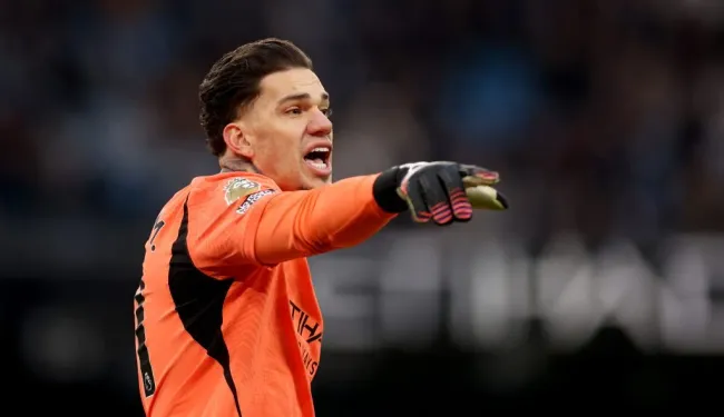 Ederson, goleiro titular do Manchester City. Ele pode deixar o clube ao final da temporada (Photo by Carl Recine/Getty Images)