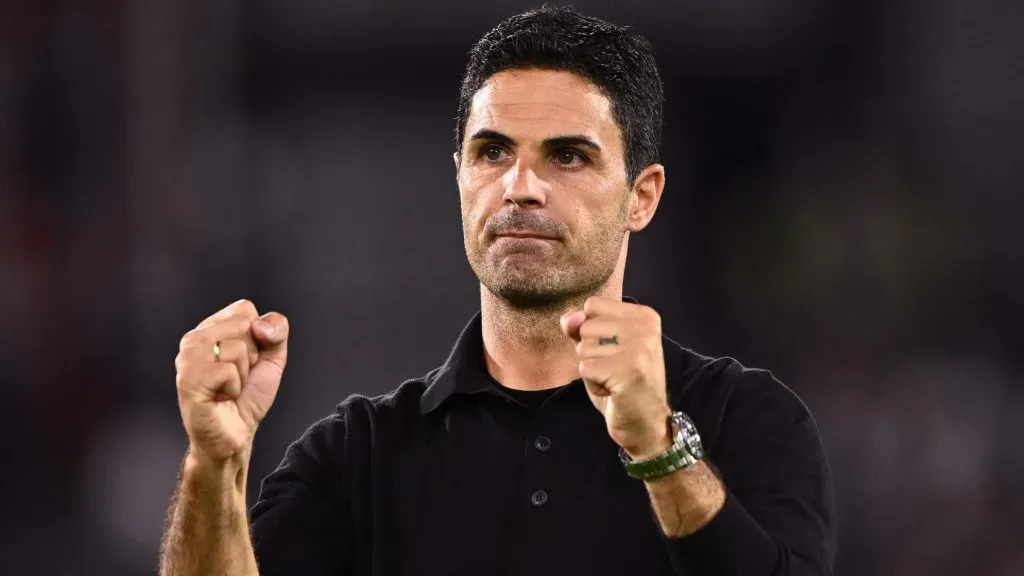 Arteta, de casaco preto, em campo, pelo Arsenal. (Photo by Mike Hewitt/Getty Images)