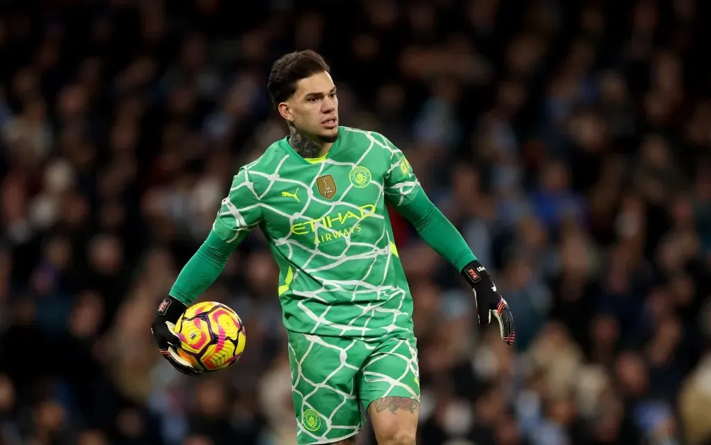 Ederson com a bola na mão