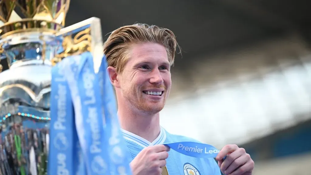 De Bruyne, de camisa azul, com emblema do Manchester City. (Photo by Michael Regan/Getty Images)