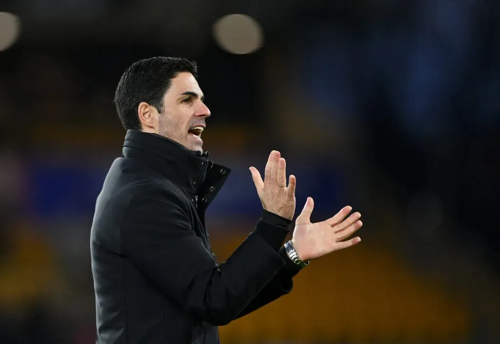 Arteta de casaco preto