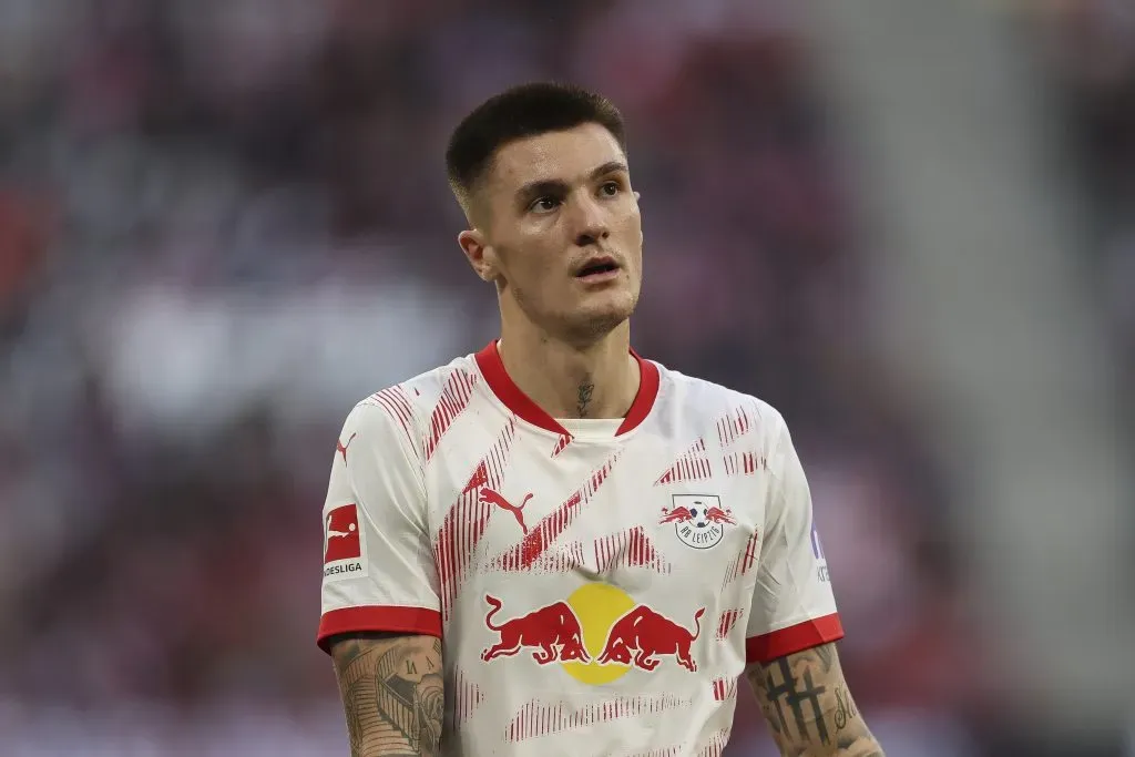 De acordo com o portal GiveMeSport, o Arsenal é o favorito para ter Benjamin Sesko, alvo do Manchester United. Outro jogador que está na mira dos Red Devils é Liam Delap, que o Chelsea também quer. Mesmo assim, o clube de Amorim aprovou 3 reforços no meio do ano (Photo by Maja Hitij/Getty Images)
