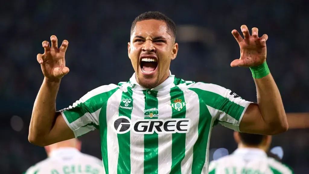 Vitor Roque, jogador alvo do Palmeiras, com a camisa verde e branca (Photo by Fran