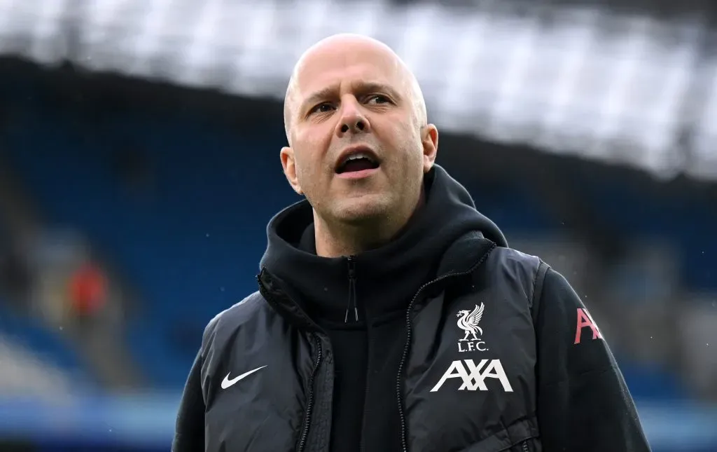 Arne Slot de casaco preto