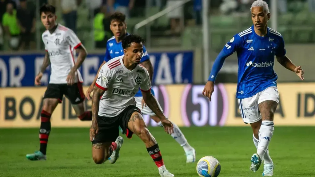 Matheus Pereira enfrentando o Flamengo. Foto: Fernando Moreno/AGIF