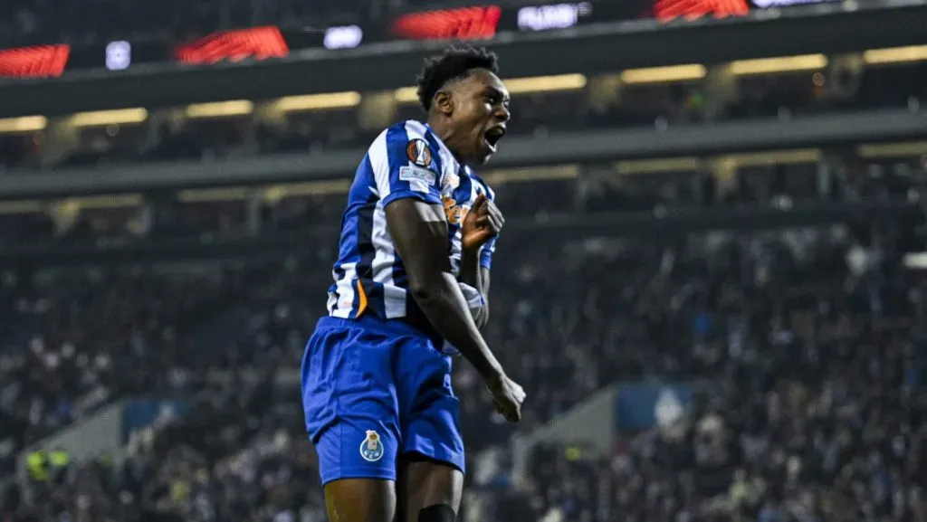 Samu Aghehowa, do FC Porto, comemora o segundo gol de sua equipe durante a partida da Fase de Liga da UEFA Europa League 2024/25 (MD6) entre FC Porto e FC Midtjylland, no Estádio do Dragão, em 12 de dezembro de 2024, em Porto, Portugal. (Foto de Octavio Passos/Getty Images)
