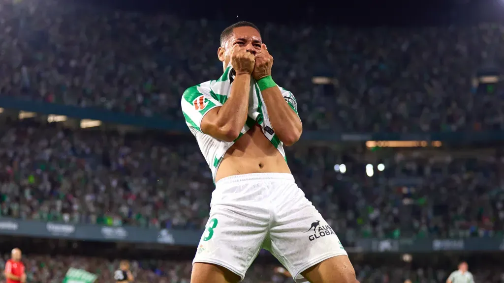 Vitor Roque comemora gol com a camisa do Betis (Photo by Fran Santiago/Getty Images)