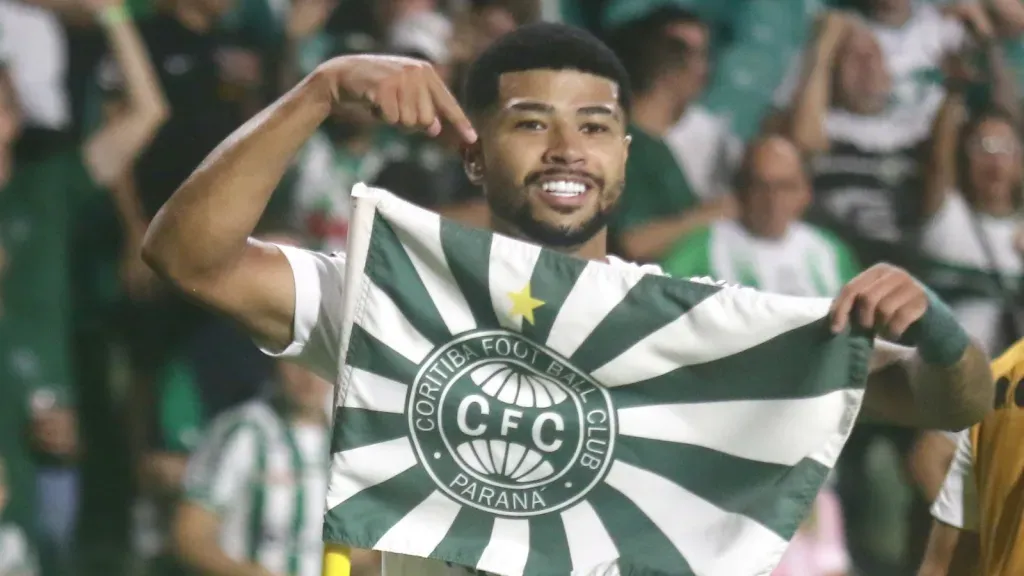 Lucas Ronier jogador do Coritiba comemora seu gol durante partida contra o Operário (foto: Gabriel Machado/AGIF)