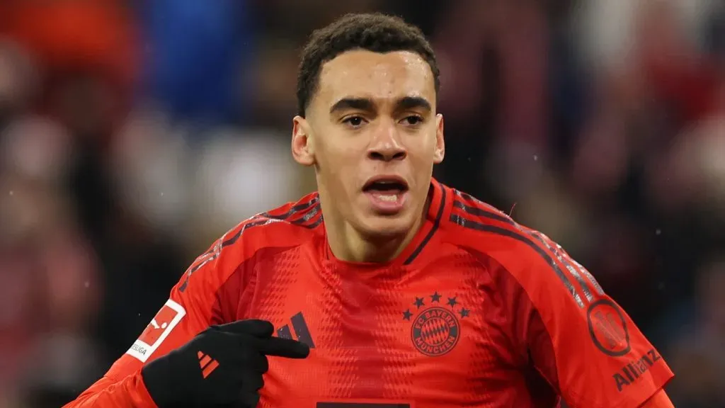 Musiala com a camisa vermelha do Bayern de Munique (Photo by Alexander Hassenstein/Getty Images)