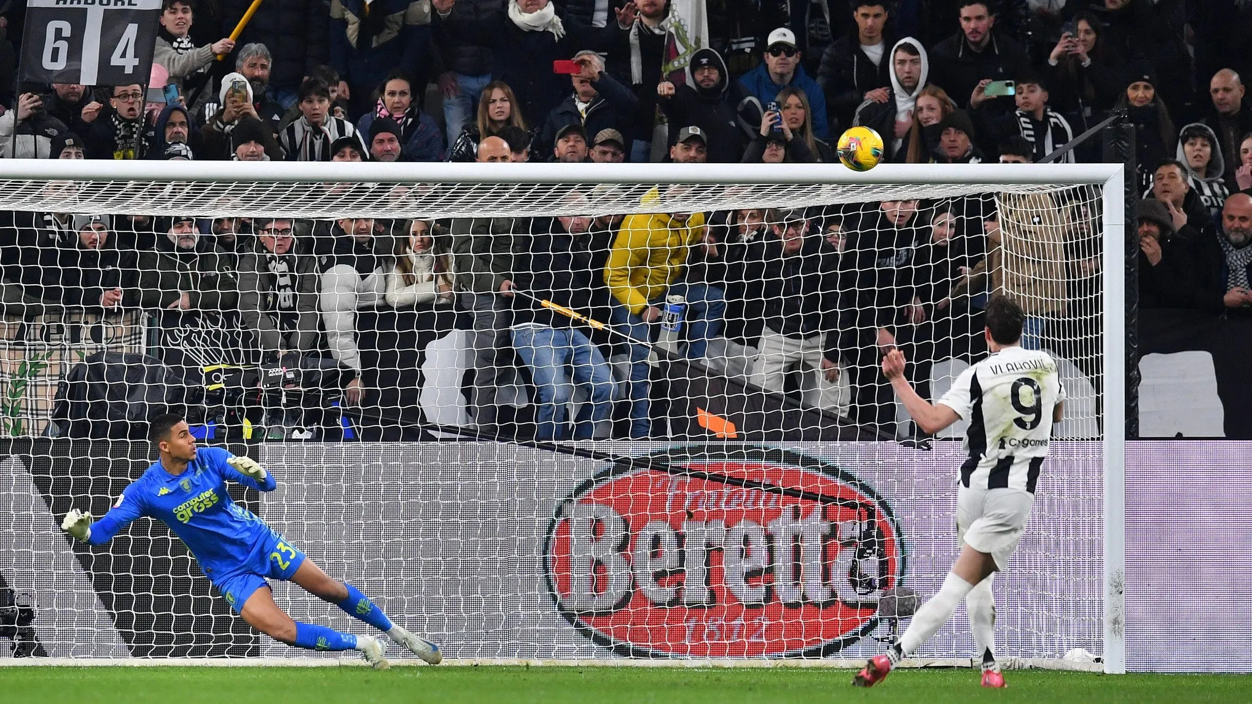 Vlahovic perdendo pênalti na eliminação da Juventus. Foto: Valerio Pennicino/Getty Images