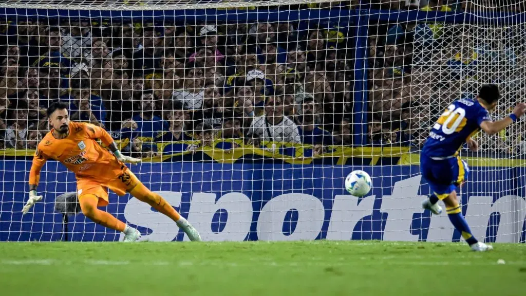 Alan Velasco perdendo pênalti que eliminou o Boca Juniors da Libertadores. Foto: Marcelo Endelli/Getty Images