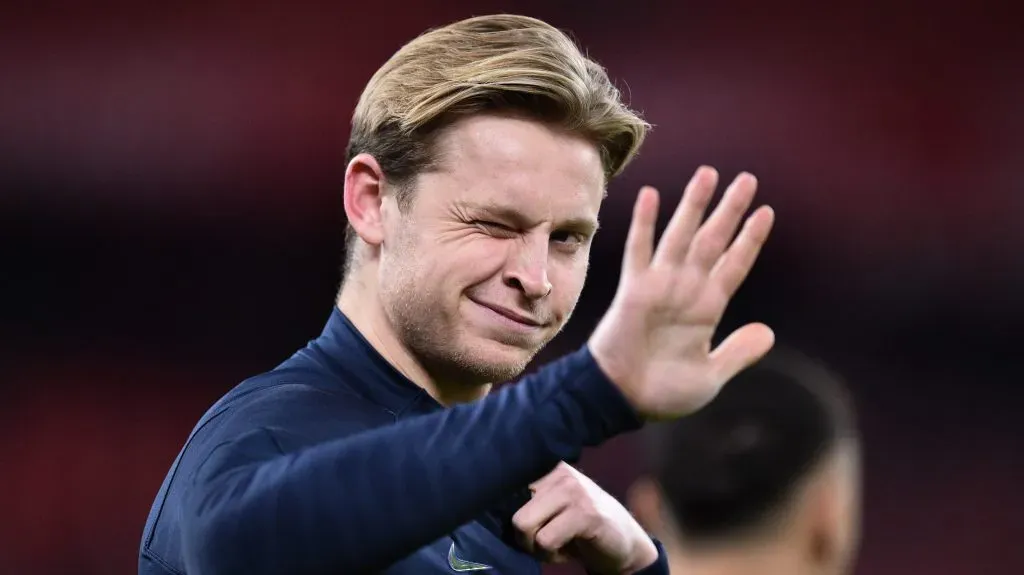 Alvo do Liverpool, Frenkie De Jong, em campo, com camisa azul do Barcelona. (Photo by Juan Manuel Serrano Arce/Getty Images)