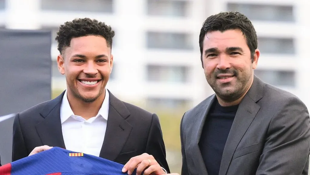 Deco apresenta Vitor Roque no Barcelona