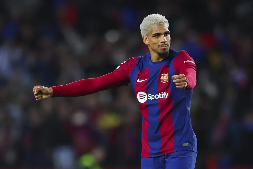 Ronald Araujo pelo Barcelona. (Photo by Eric Alonso/Getty Images) (Photo by Eric Alonso/Getty Images)