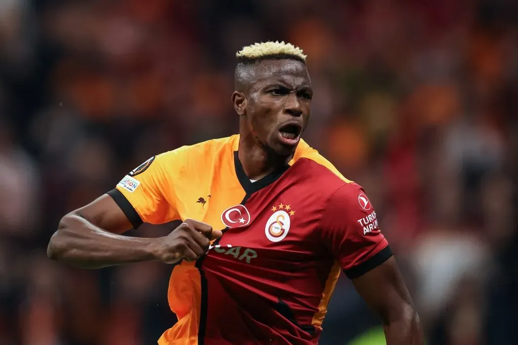 Victor Osimhen pelo Galatasaray,que pertence ao Napoli. Jogador é alvo do Arsenal e do Manchester United (Photo by Ahmad Mora/Getty Images)