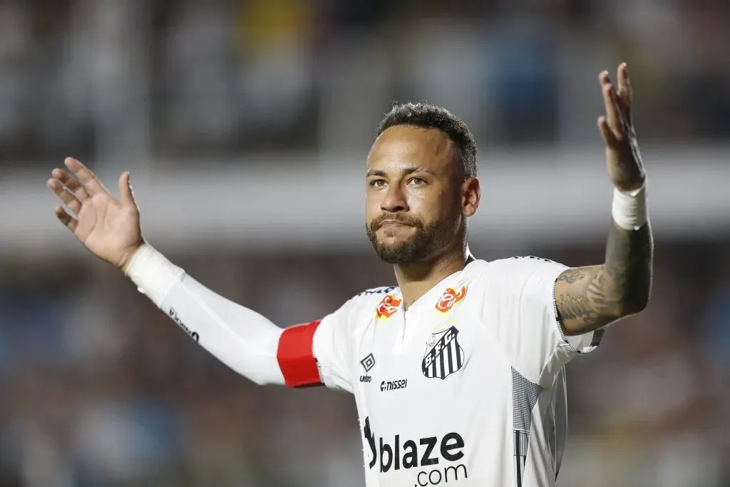 Neymar com as mãos para cima