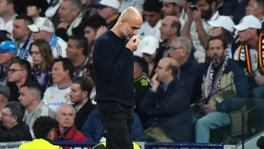 Pep Guardiola, técnico do Manchester City, reage durante o jogo de volta do play-off eliminatório da UEFA Champions League 2024/25 entre o Real Madrid C.F. e o Manchester City, no Estádio Santiago Bernabéu, em 19 de fevereiro de 2025, em Madri, Espanha. (Foto por Angel Martinez/Getty Images)