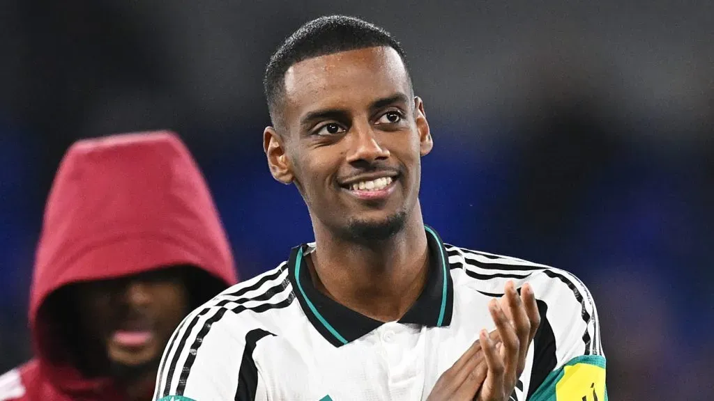 Isak em ação pelo Newcastle. (Photo by Michael Regan/Getty Images)