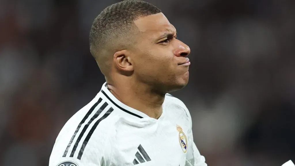 Kylian Mbappé, do Real Madrid, comemora ao marcar o primeiro gol de sua equipe durante o jogo de volta do Playoff Eliminatório da Liga dos Campeões da UEFA 2024/25 entre Real Madrid C.F. e Manchester City, no Estádio Santiago Bernabéu, em 19 de fevereiro de 2025, em Madri, Espanha. (Foto de Clive Brunskill/Getty Images)