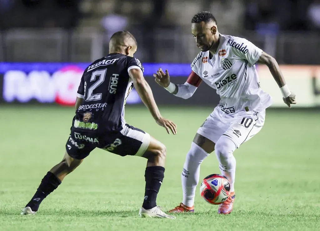 Neymar dribla adversário