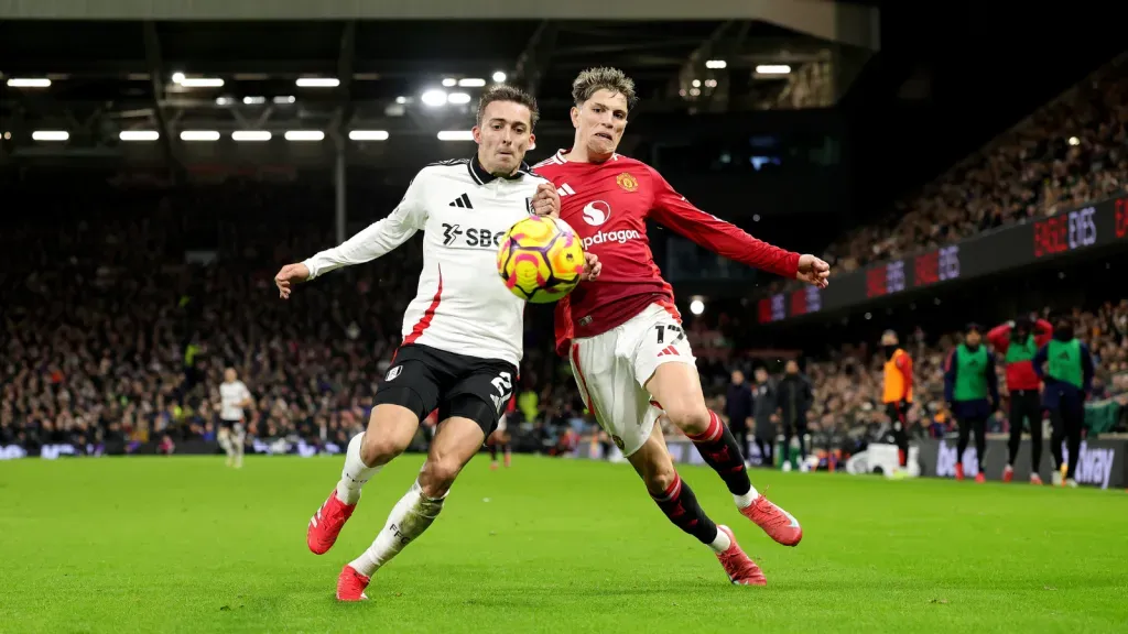 Kenny Tete e Alejandro Garnacho em partida do Manchester United contra o Fulham (Photo by Richard Heathcote/Getty Images)