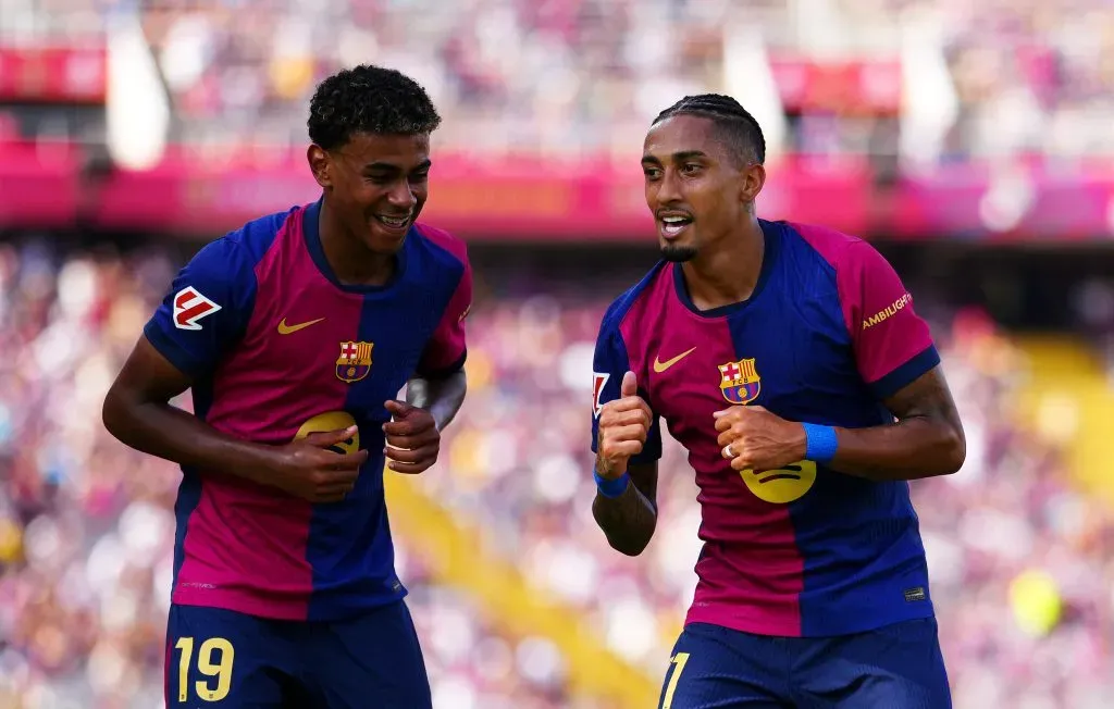 Lamine Yamal comemora gol com Raphinha, no Barcelona