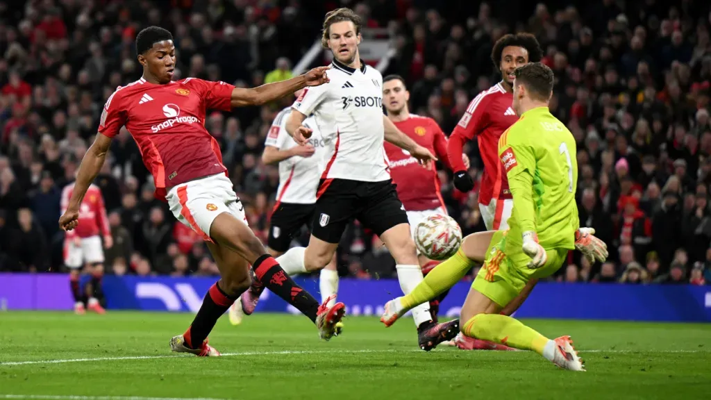 Leno defende chute de Obi (Photo by Justin Setterfield/Getty Images)