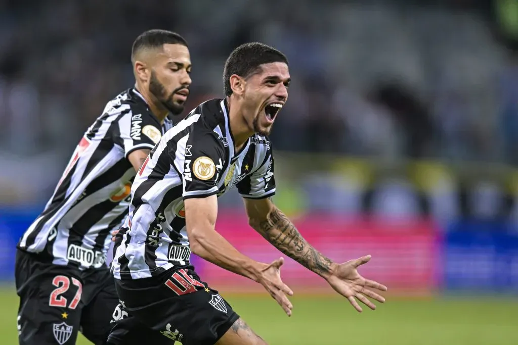 Rubens, alvo do Palmeiras, em campo, com a camisa preta e branca do Atlético Mineiro